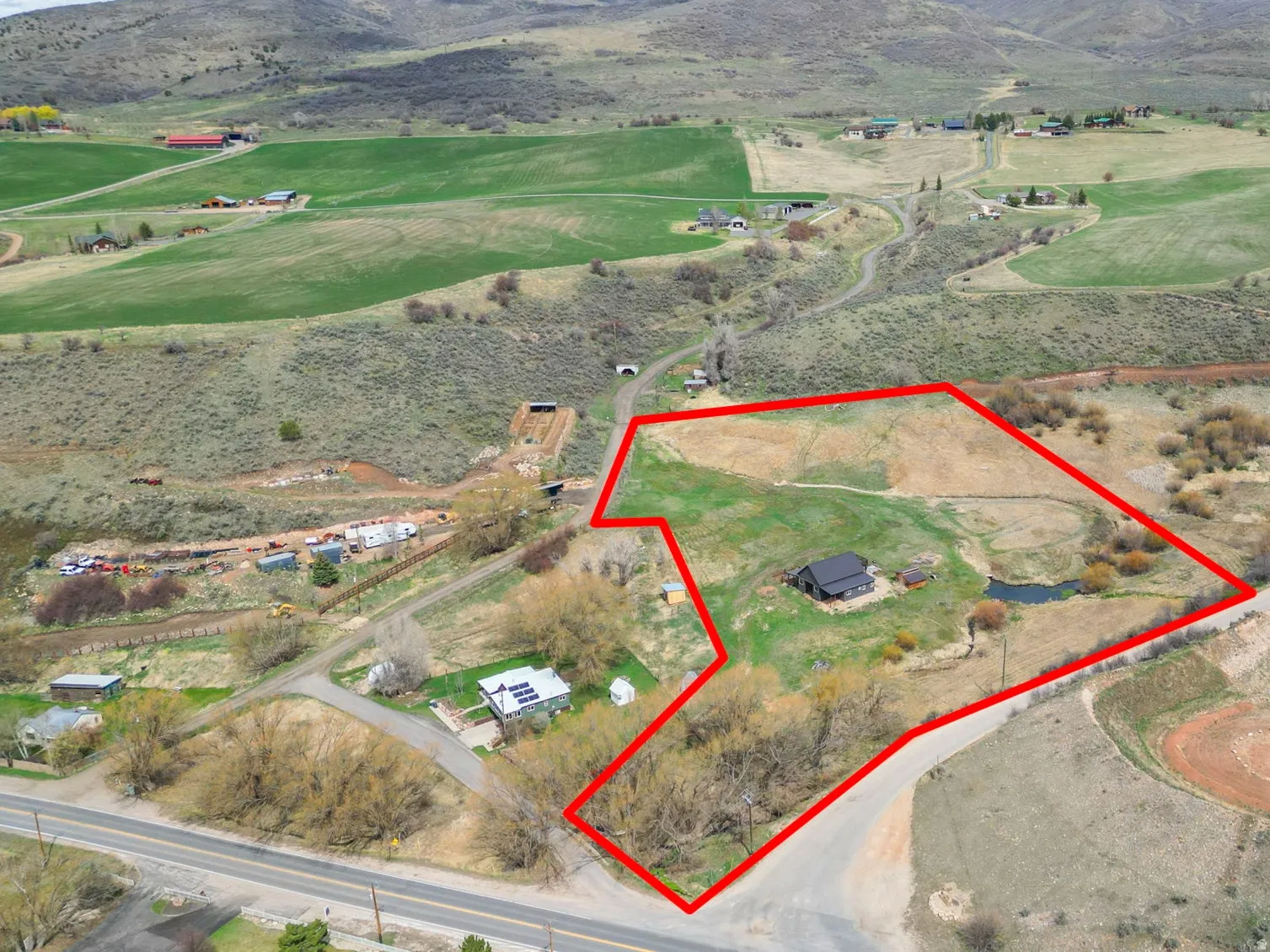 View of rural area with property boundaries highlighted and mountains