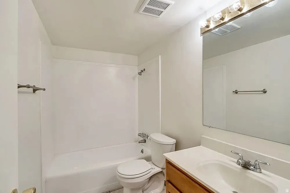 Apt C Bath