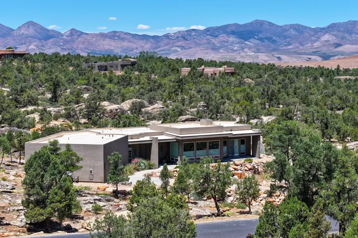 371 N Pinion Hills Dr, Dammeron Valley, Utah 84783