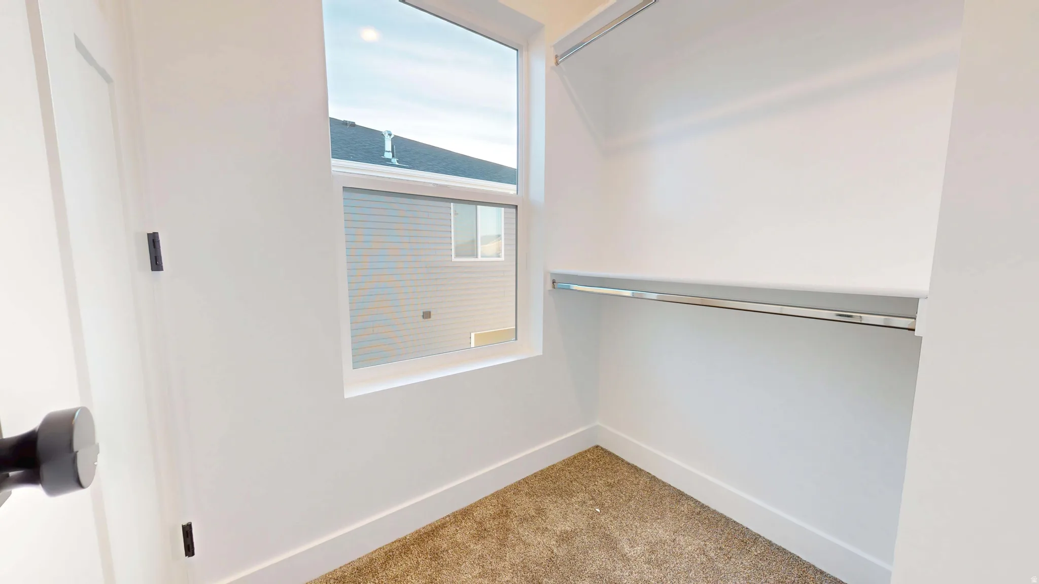 Walk in closet featuring carpet