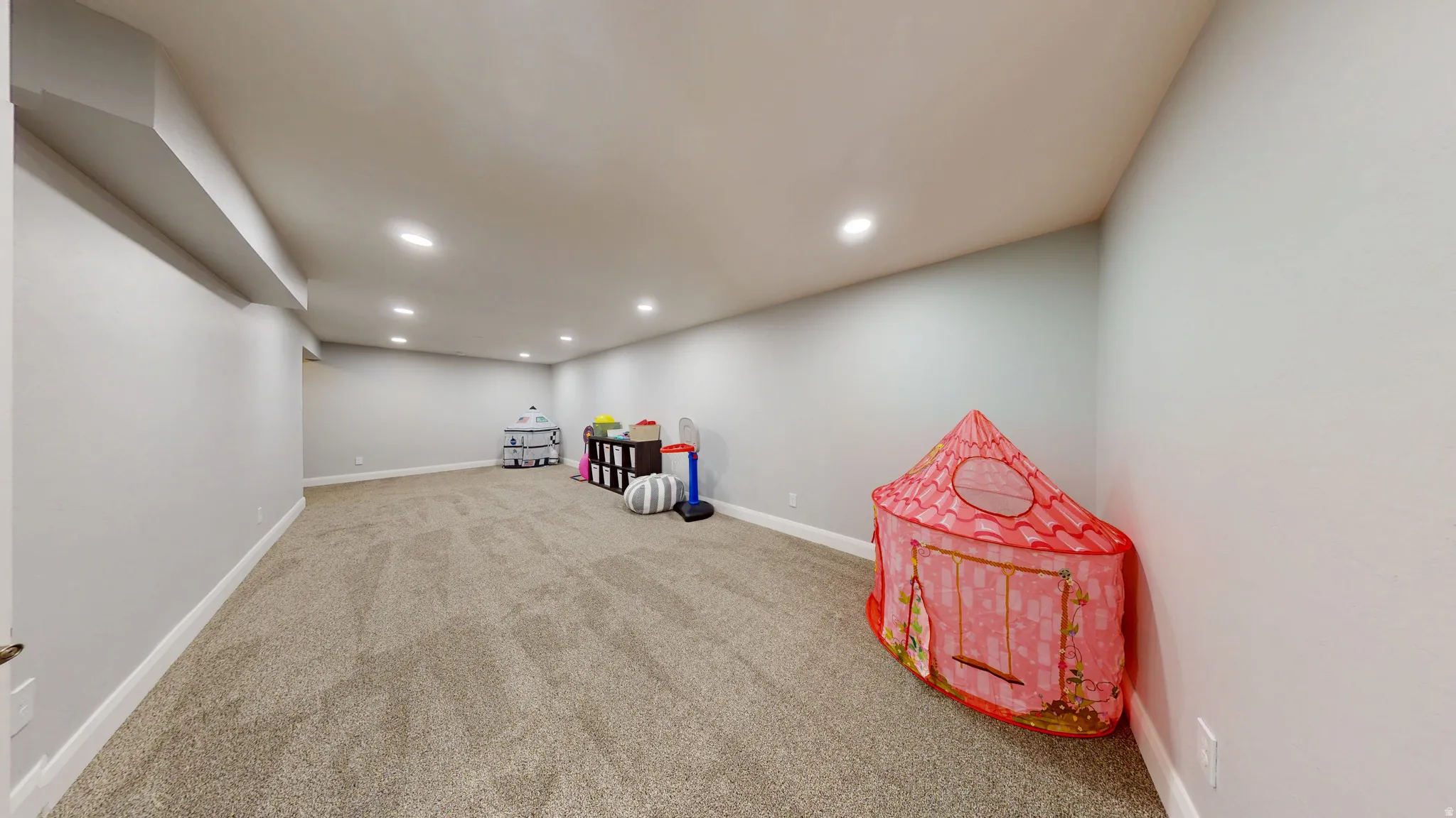 Playroom with light carpet and recessed lighting