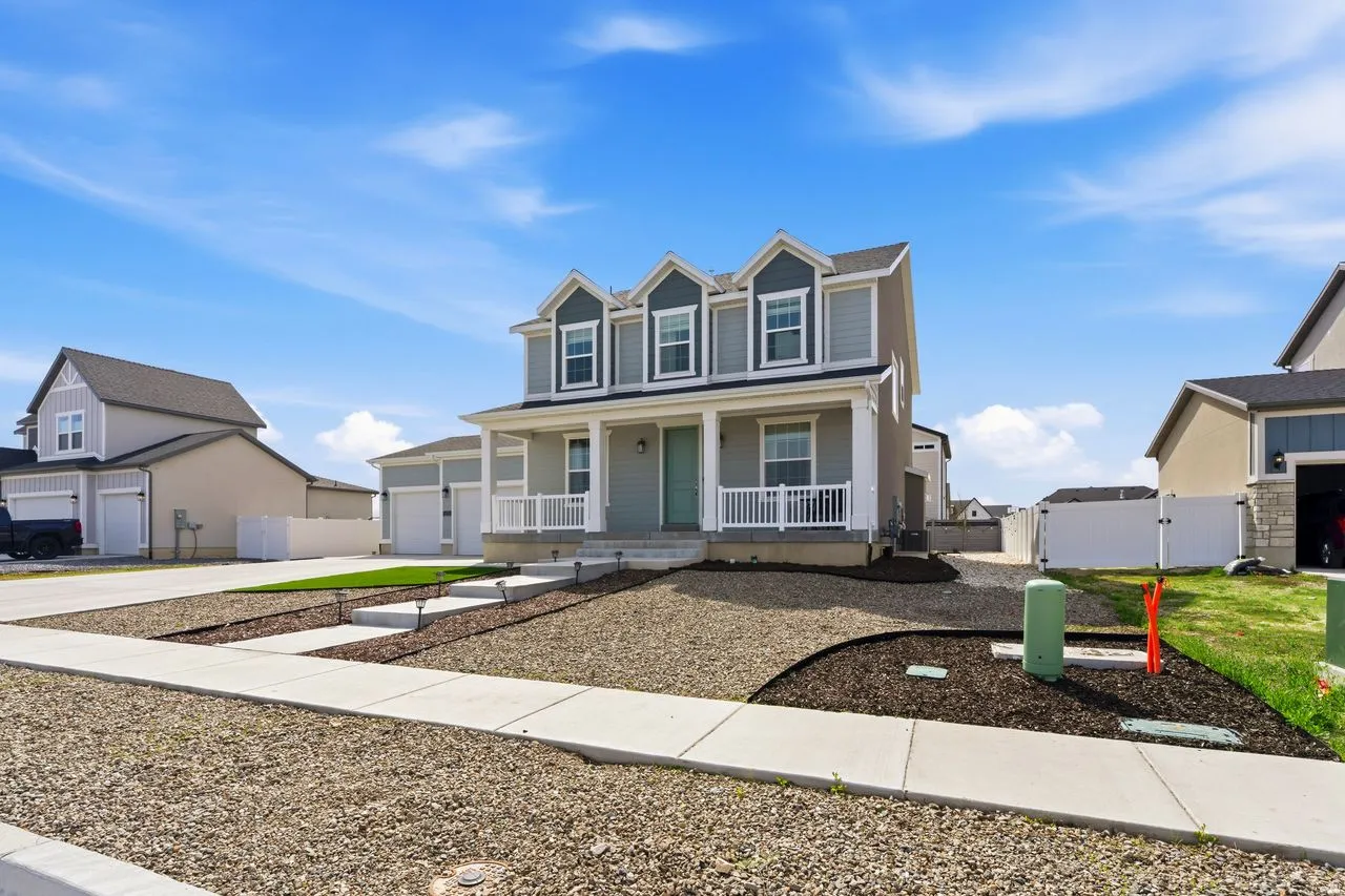 View of front of house featuring a gate, a porch, and driveway