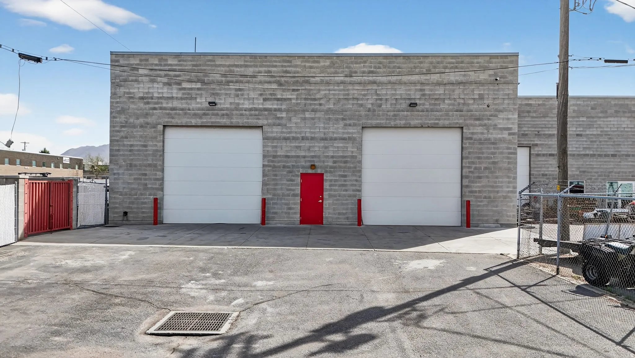 Garage featuring a gate
