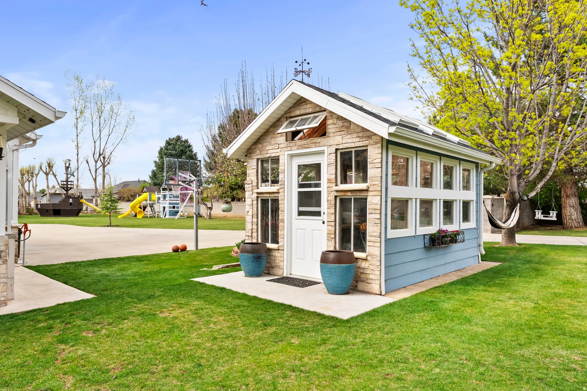 Green house.  Can be used as an office or a studio.