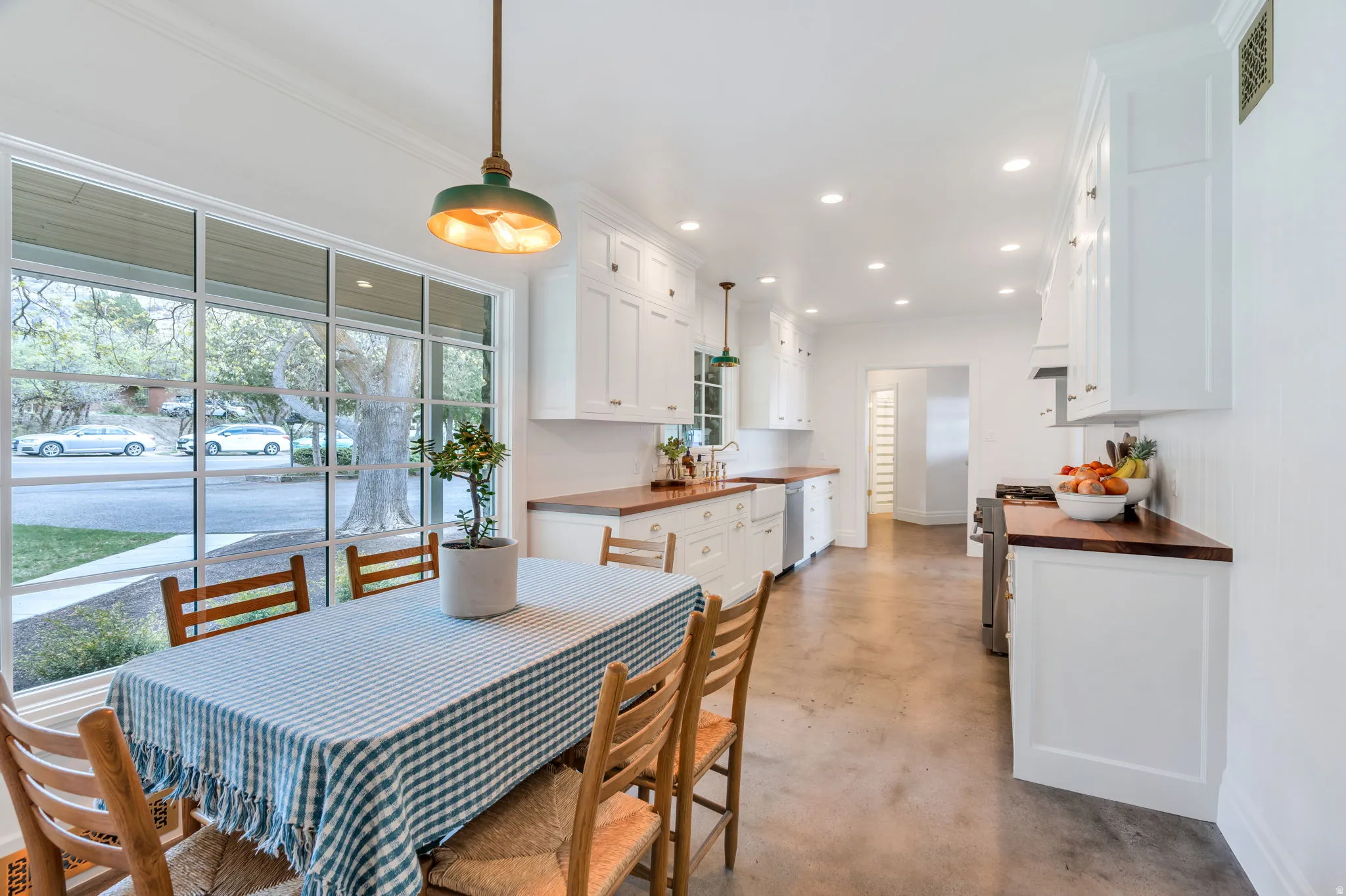 Kitchen dining area