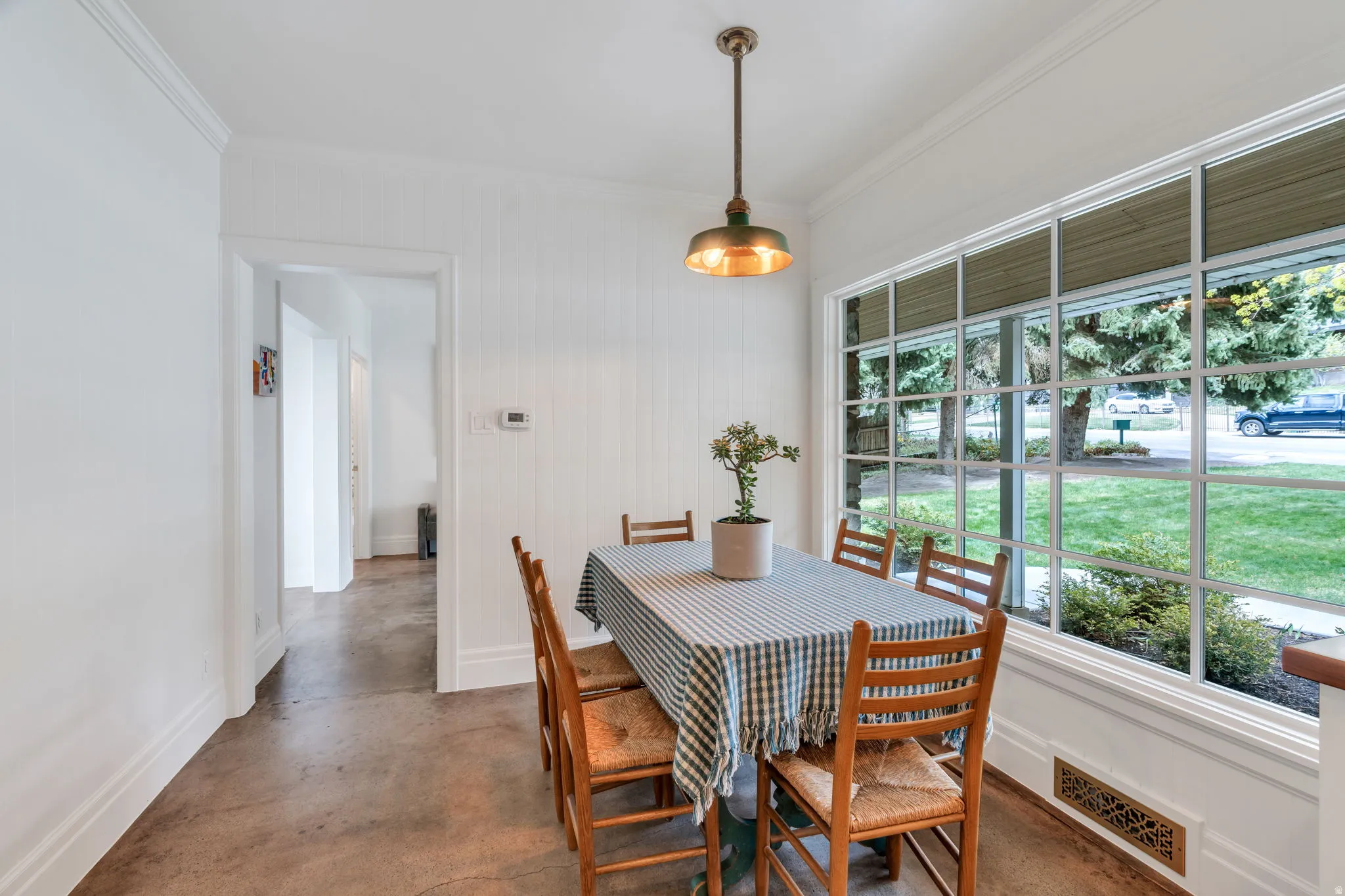 Kitchen dining area