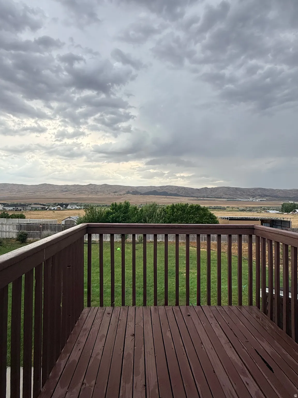 ENJOY Beautiful Mountain views from your Deck