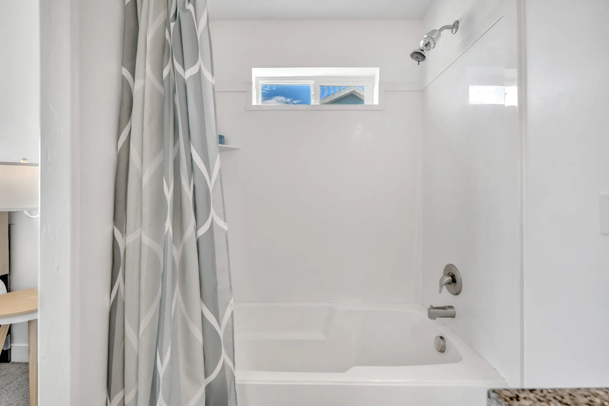 Full bath with shower / tub combo