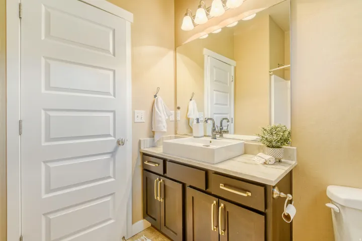 Upstairs Full Bathroom