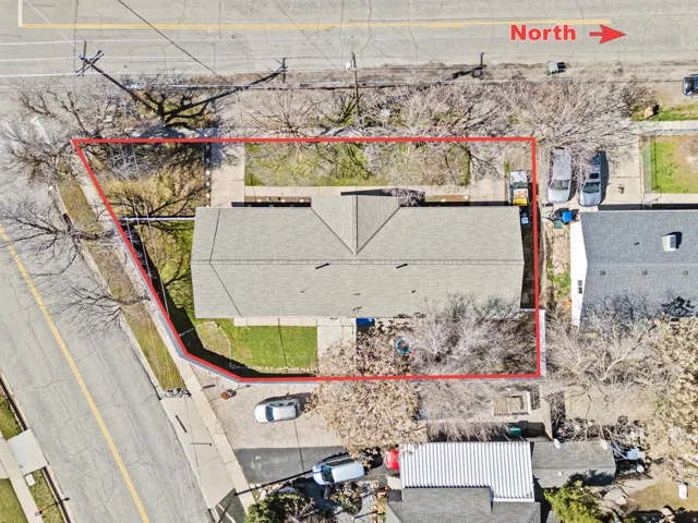 View of property location featuring property parcel outlined. Unit 815 on the north side has extra parking along the driveway/fence.