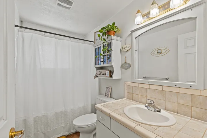 #815: Full bathrooms with Jetted tub/Shower combination. Tile floor, counter and backsplash.