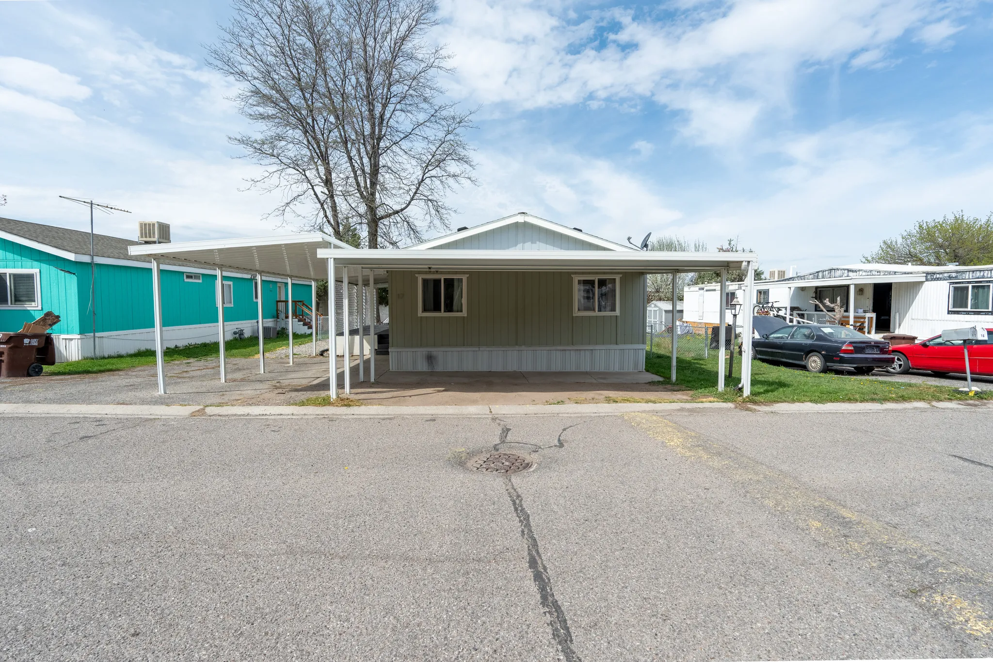 Manufactured / mobile home featuring a carport