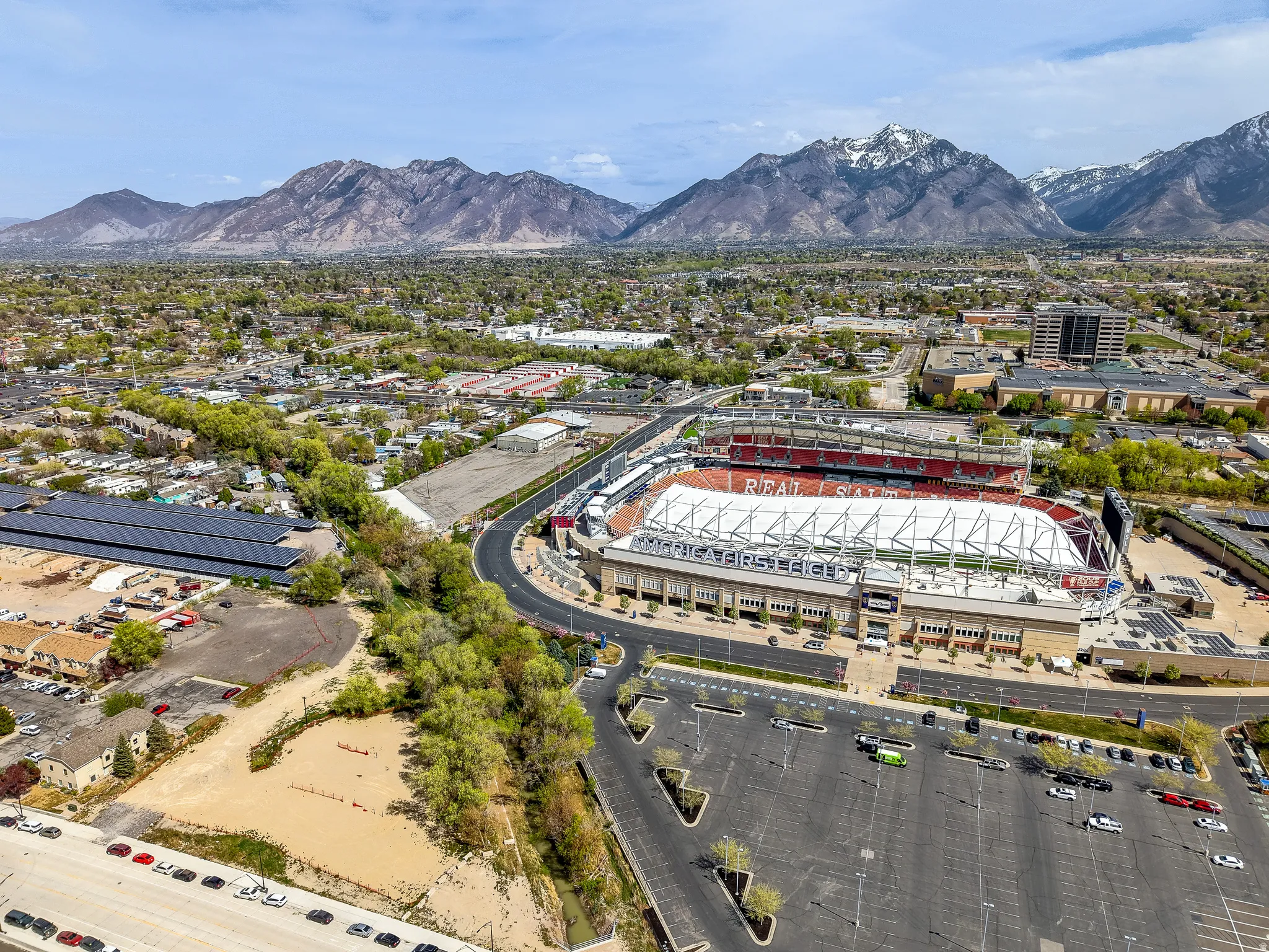 Aerial view of property's location featuring mountains