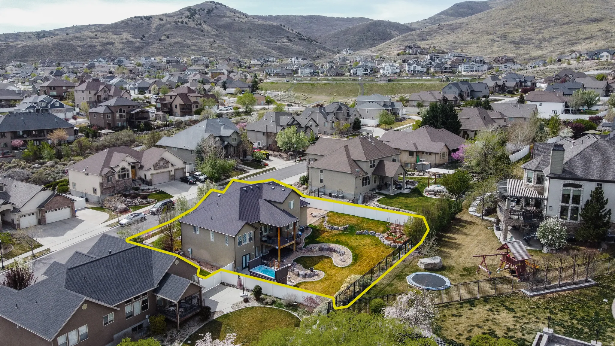 Just in case you got lost in the nearby mountainous scenery, the yellow line isn't really there. It serves to highlight the property.