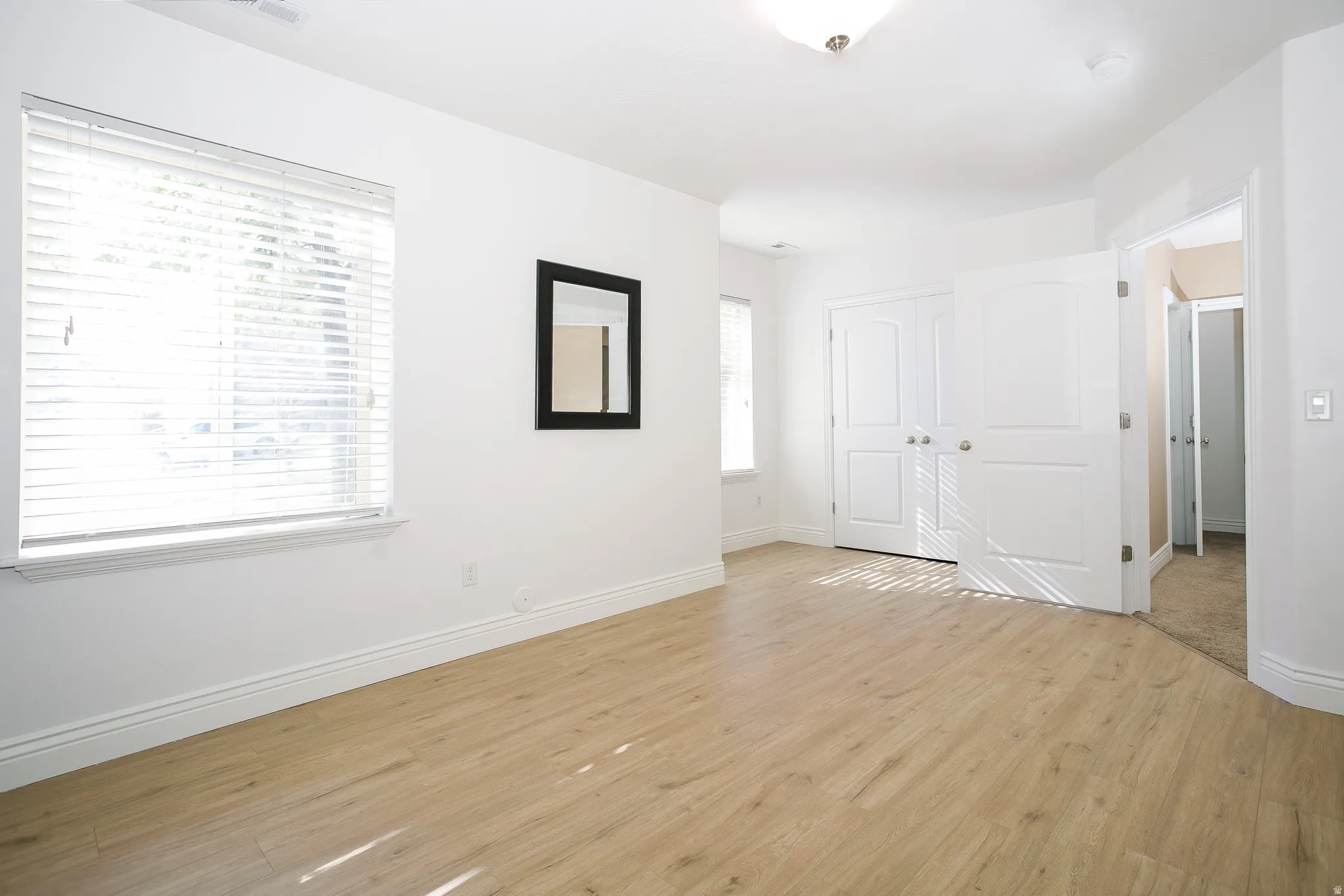 Another angle of that same room, this time your back is to the cool moulding (Notice the international spelling of "moulding." Très Bien!)