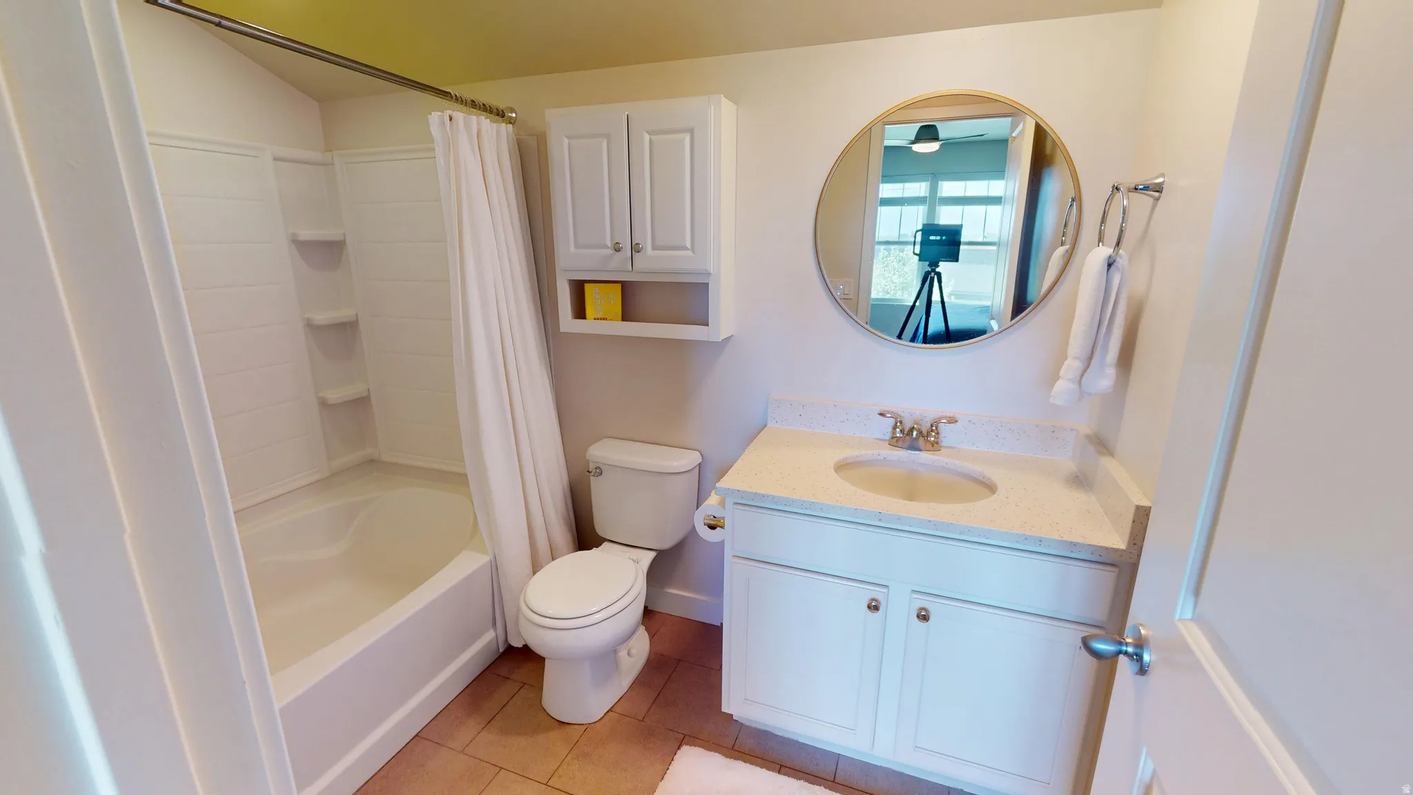 En suite bathroom with vanity, shower / bath combo