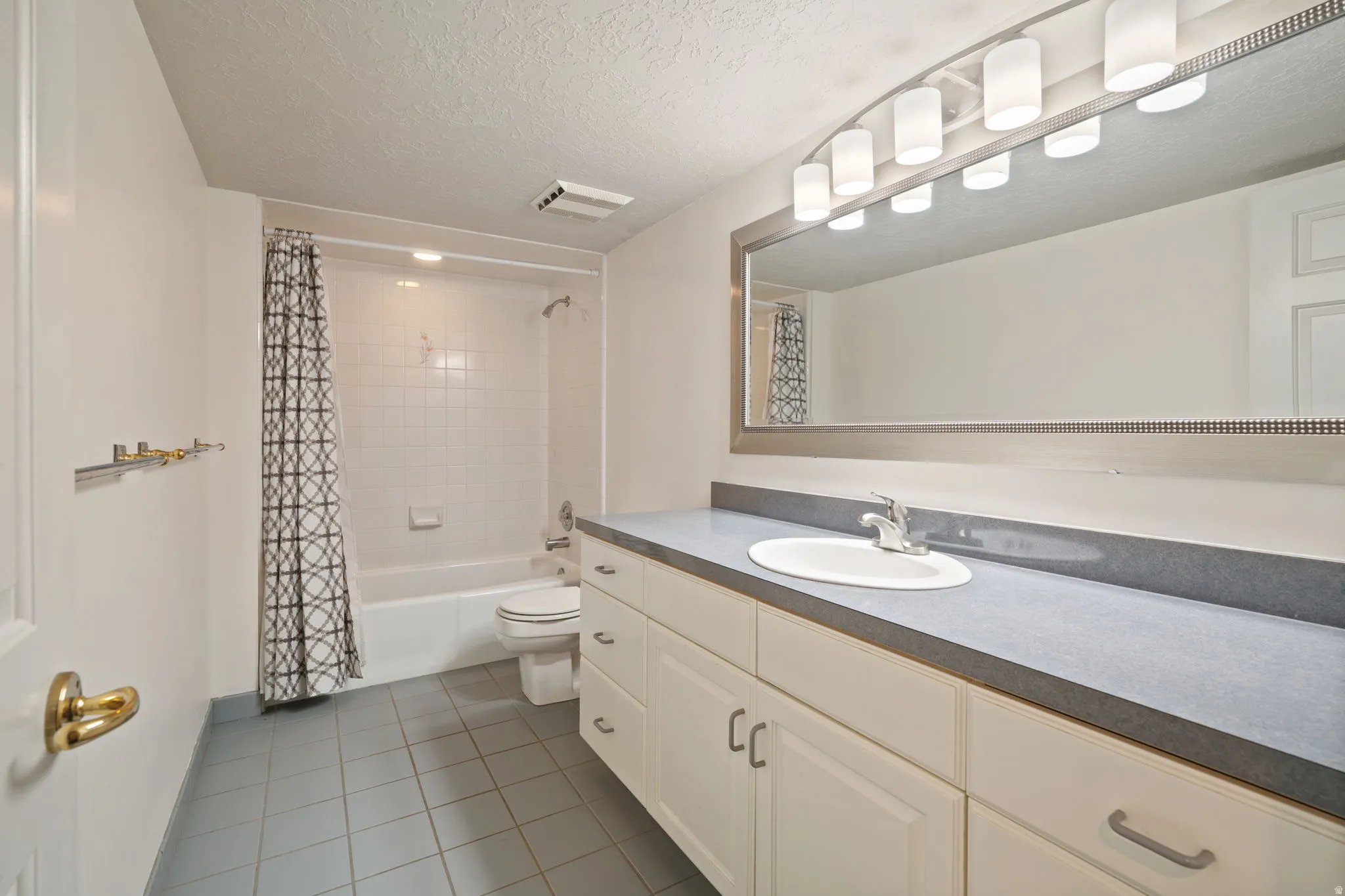 Hall bathroom - Basement