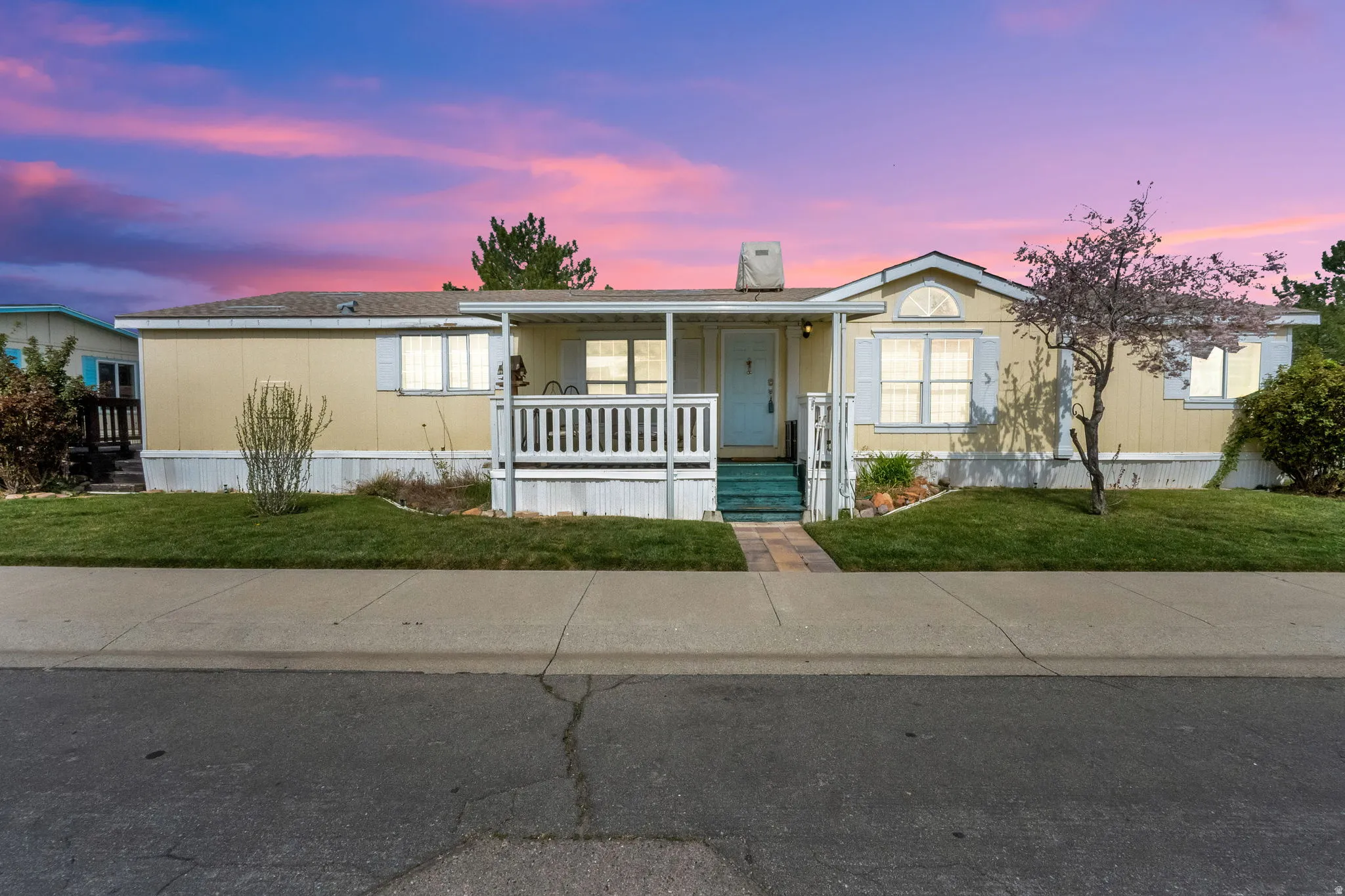 Manufactured / mobile home with a porch and a front lawn