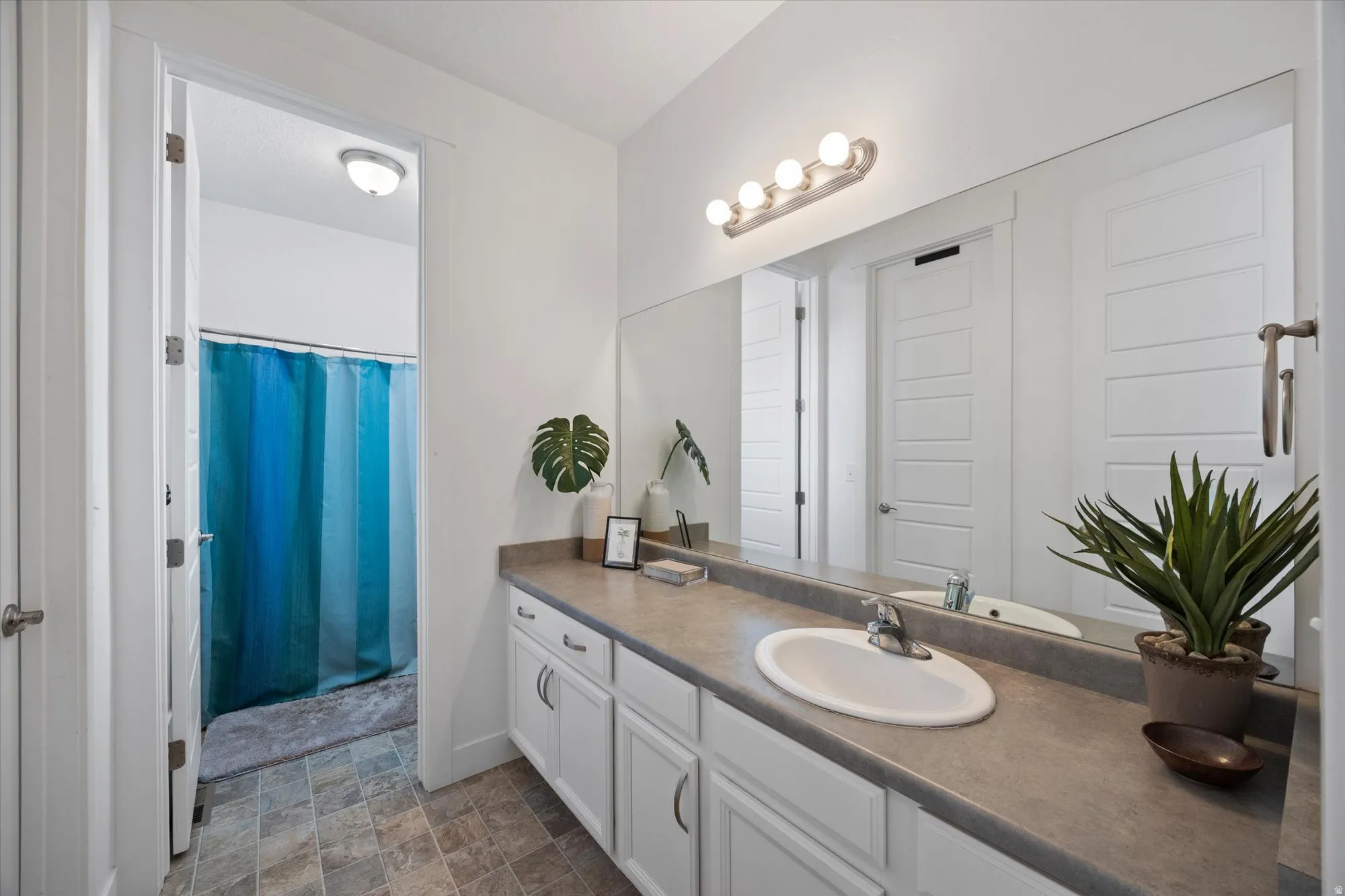 Main Bathroom 2