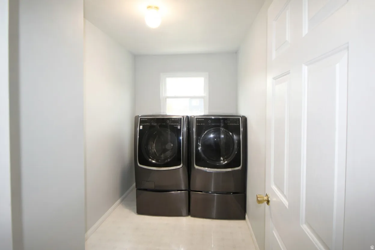Laundry room with baseboards and independent washer and dryer