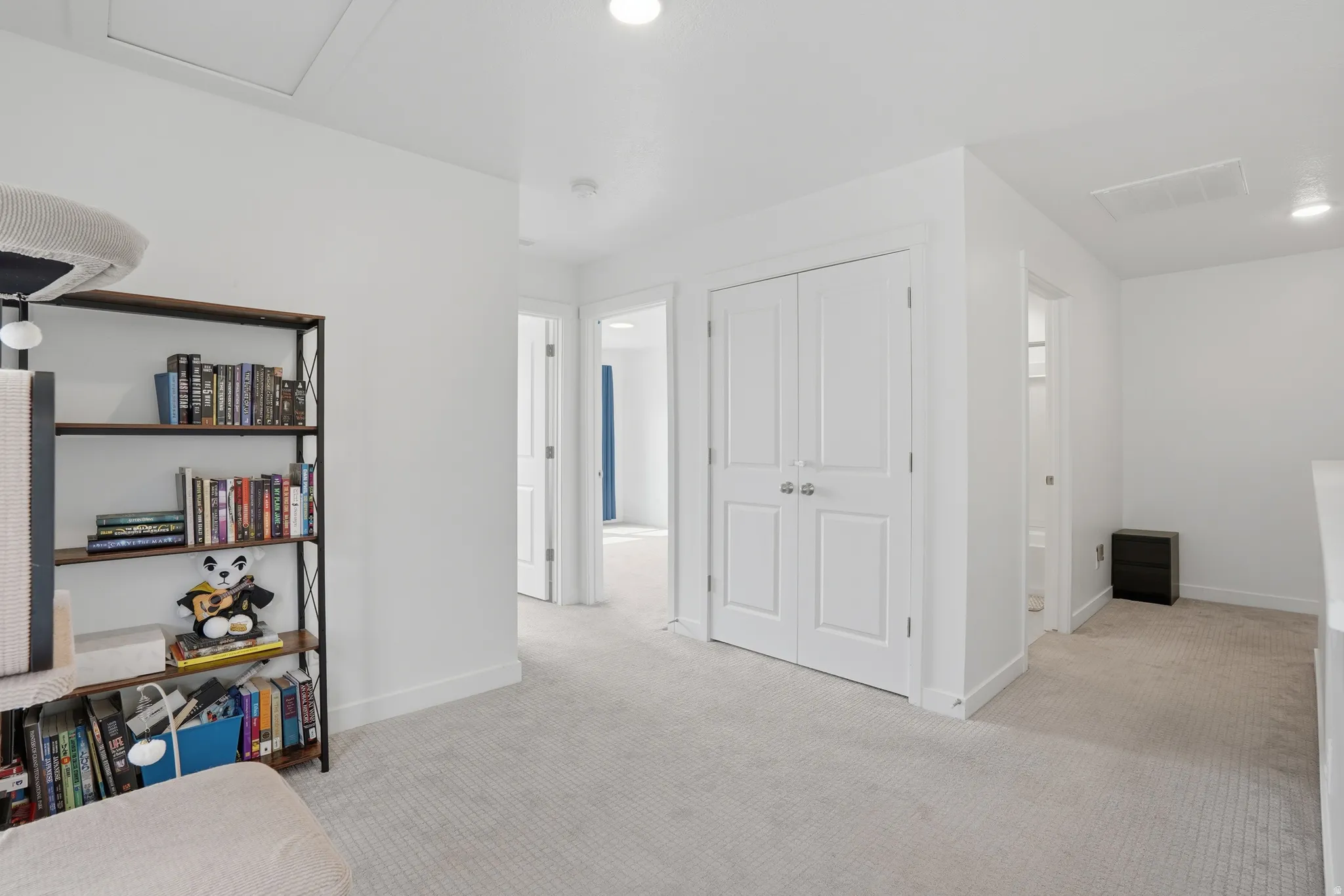 Misc room featuring light carpet, a closet, a full bath, and recessed lighting