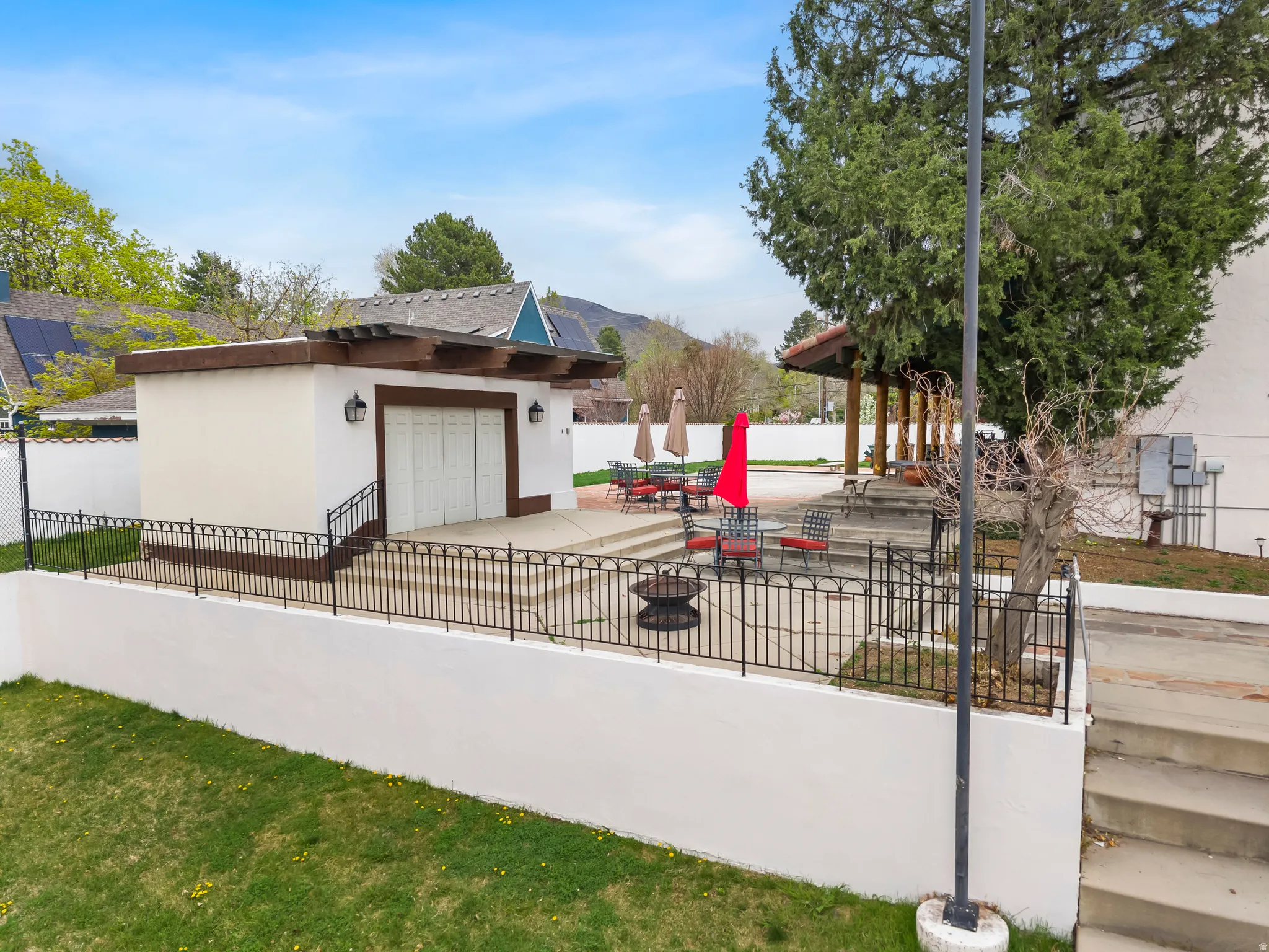 Pool House - outdoor kitchen, changing rooms,