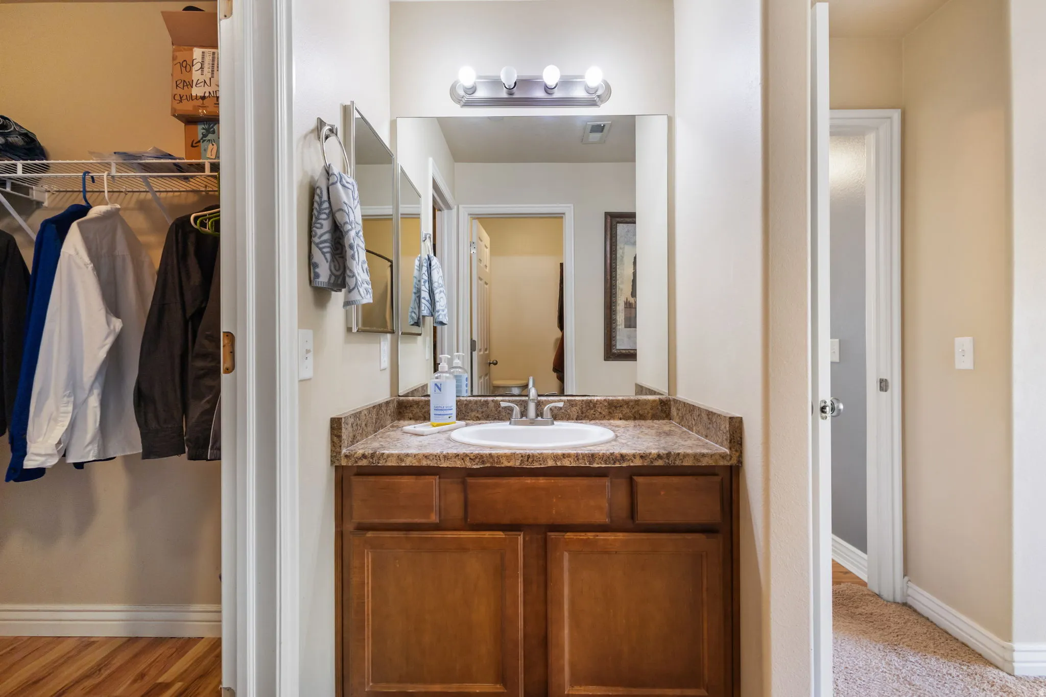En-suite bathroom/walk-in closet