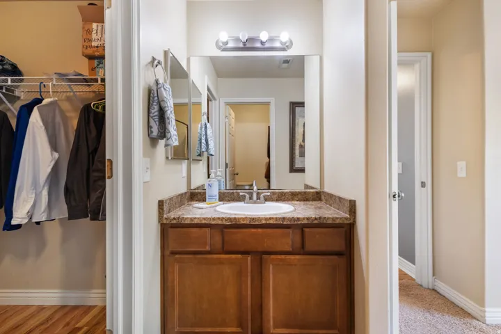 En-suite bathroom/walk-in closet