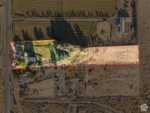 Aerial map of property and surrounding area with property boundaries highlighted