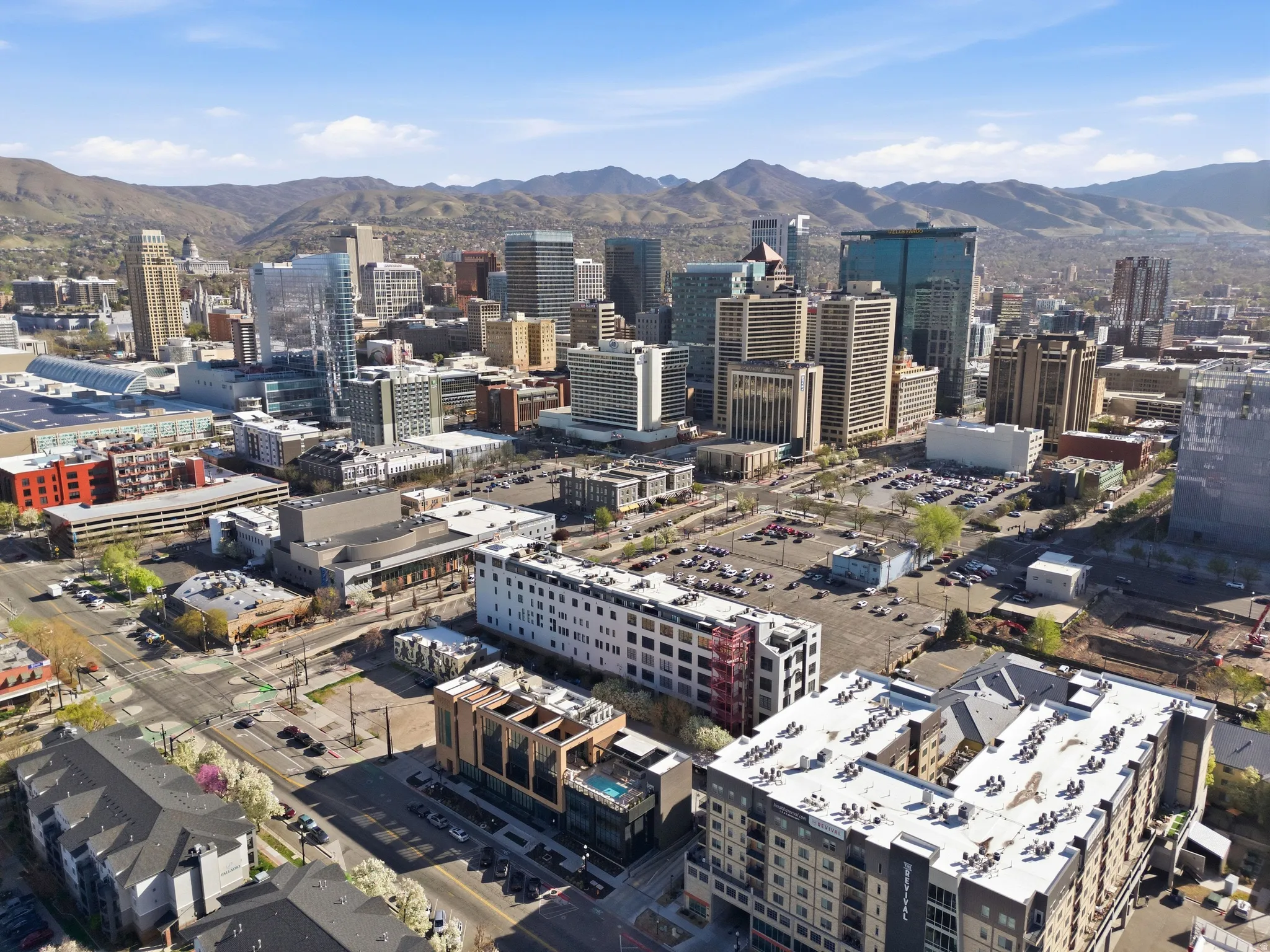 City view featuring a mountainous background
