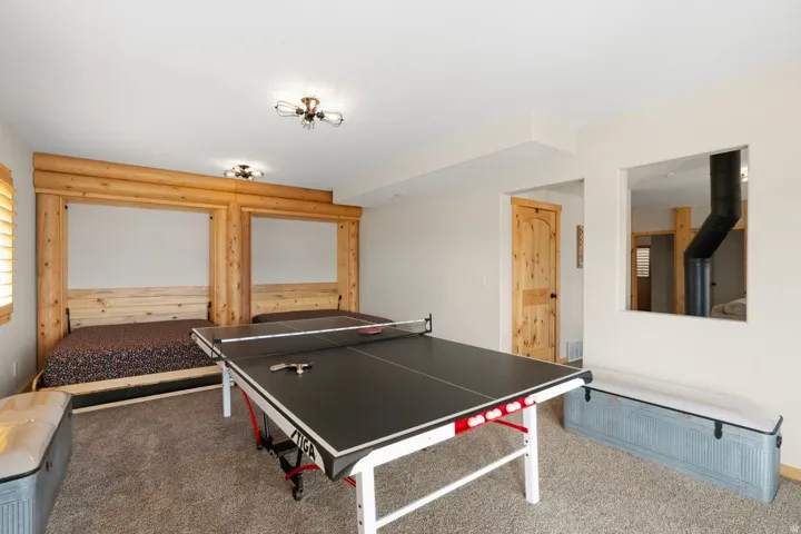 Game room with carpet floors