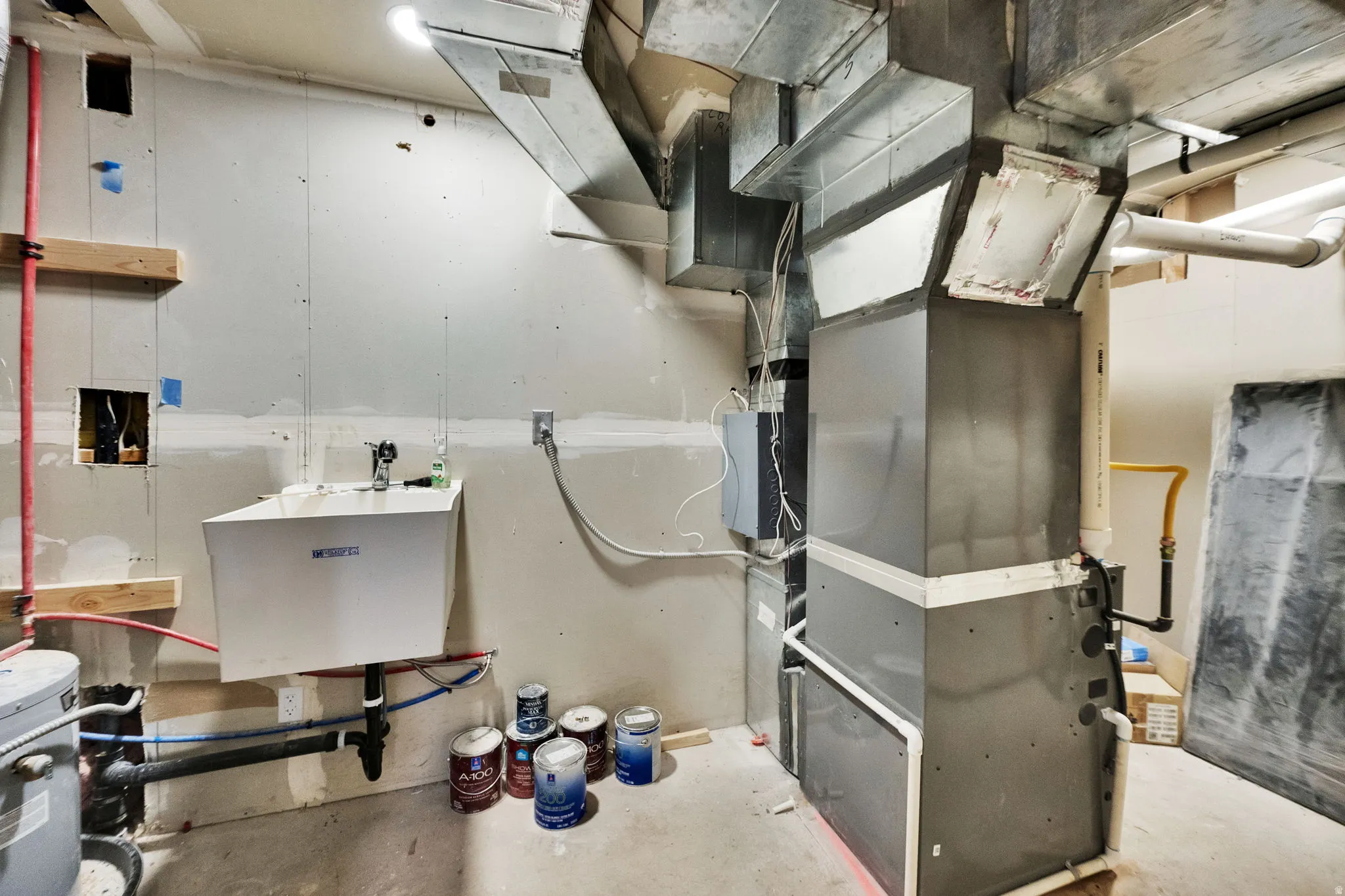 Utility room with a sink and heating unit