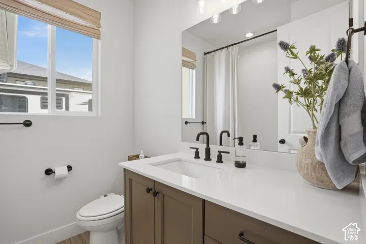 Full bath featuring a shower with shower curtain and vanity