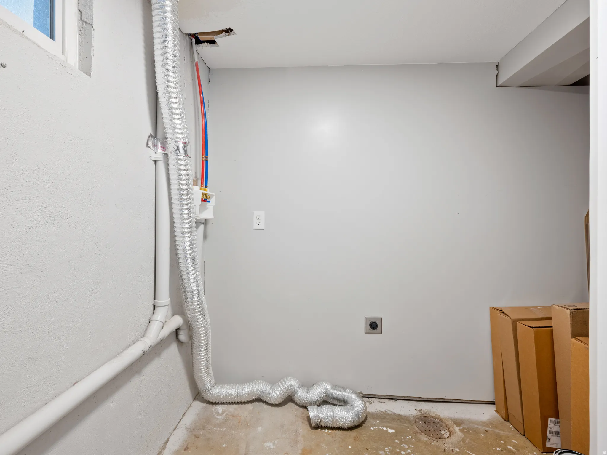 Laundry room featuring electric dryer hookup