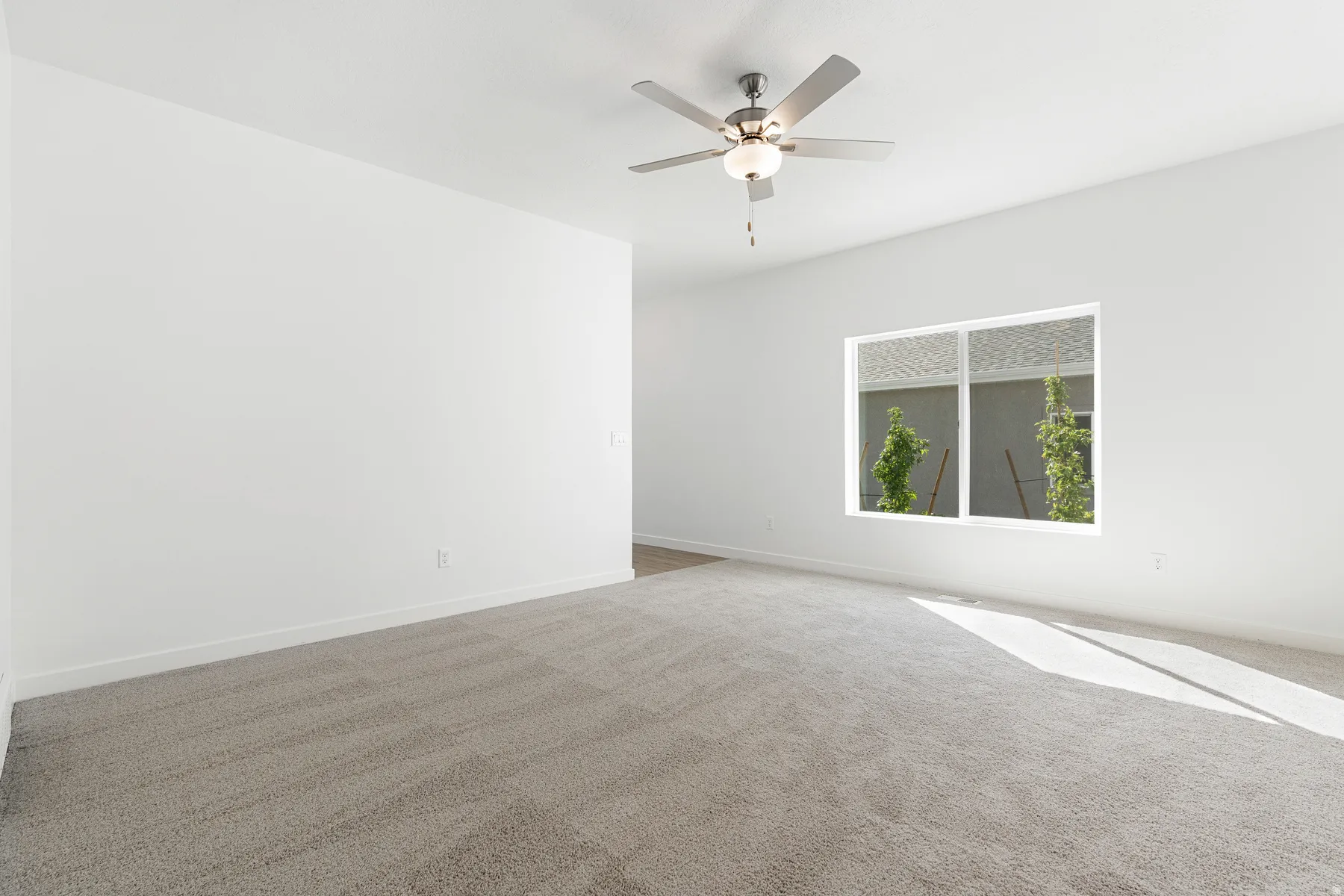 Unfurnished room featuring carpet and ceiling fan