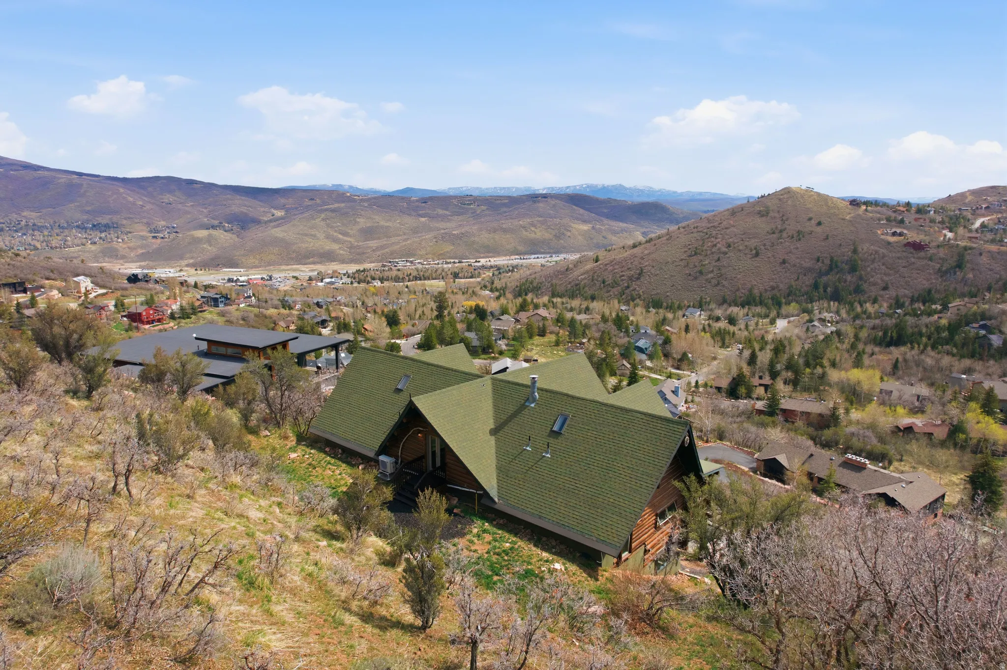 Aerial view of property and surrounding area with mountains