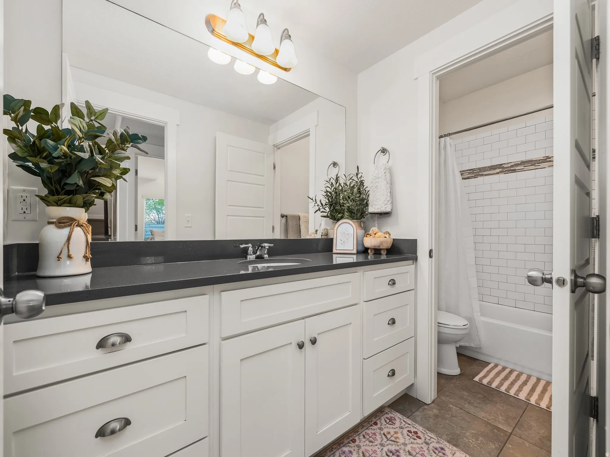 Full bath with vanity and shower / bath combo