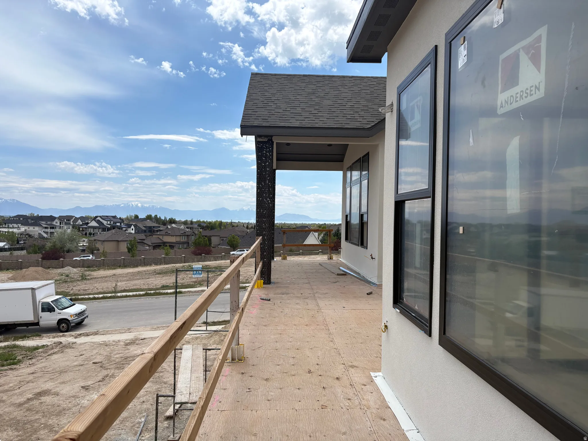 Covered deck behind Dining Nook.