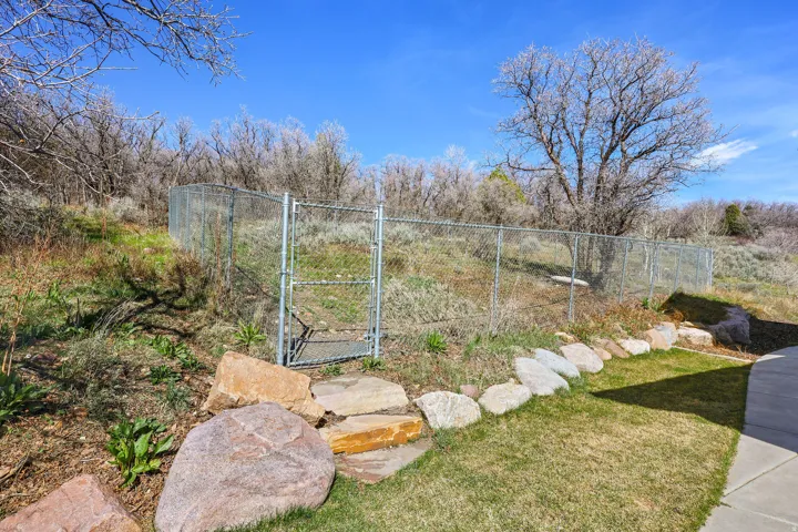 View of yard featuring a gate