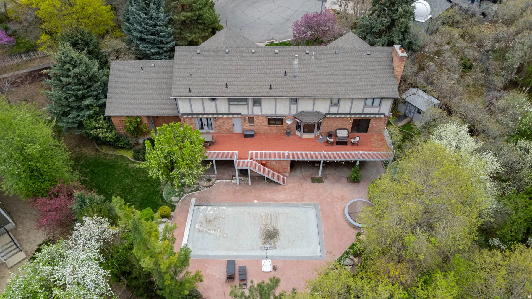 Aerial view of property and surrounding area