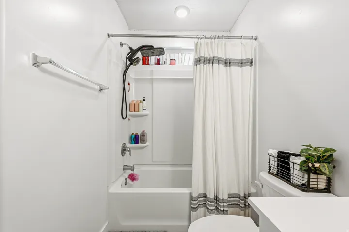 Upstairs Full Bathroom