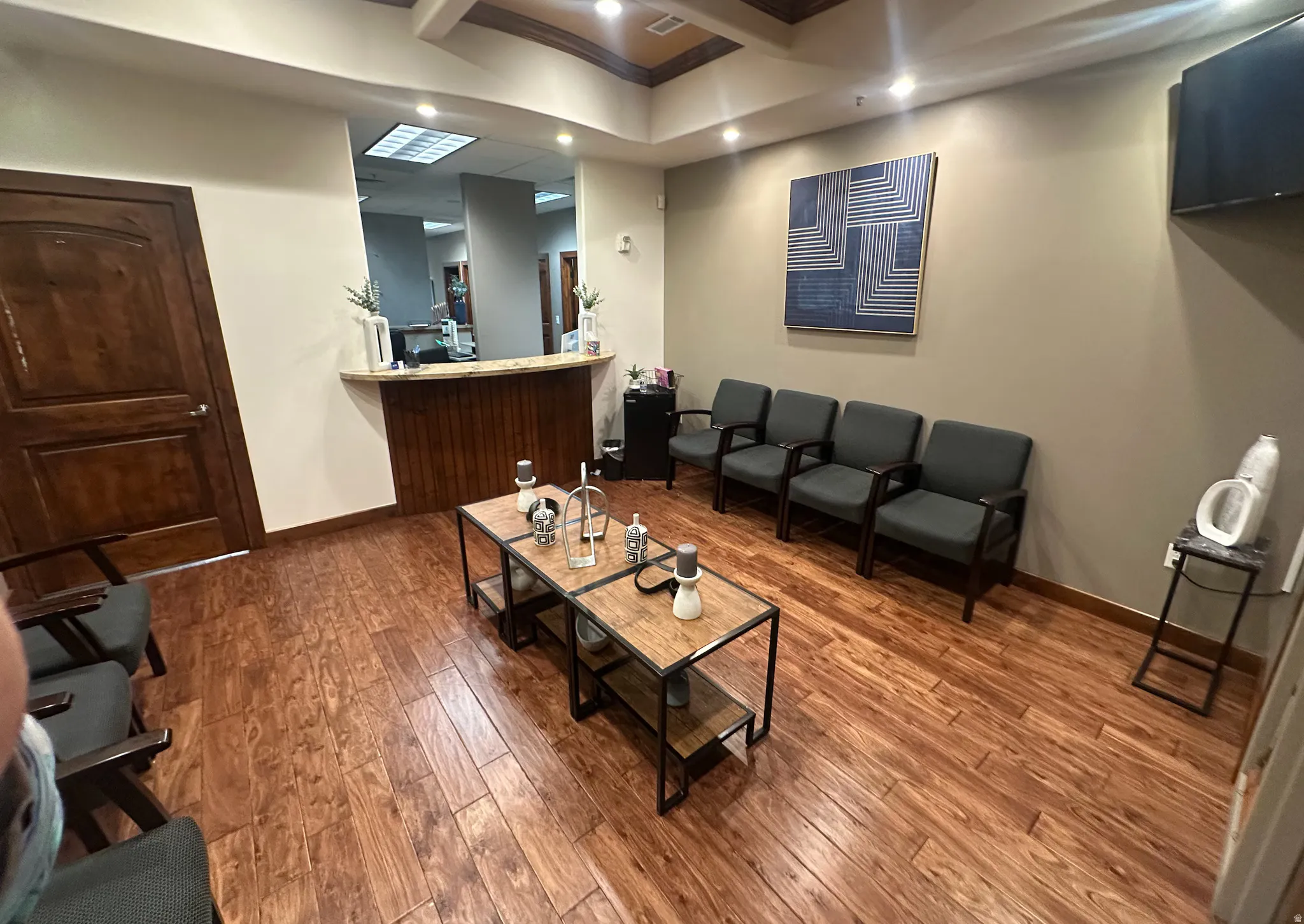 Welcome area with crown molding and recessed lighting