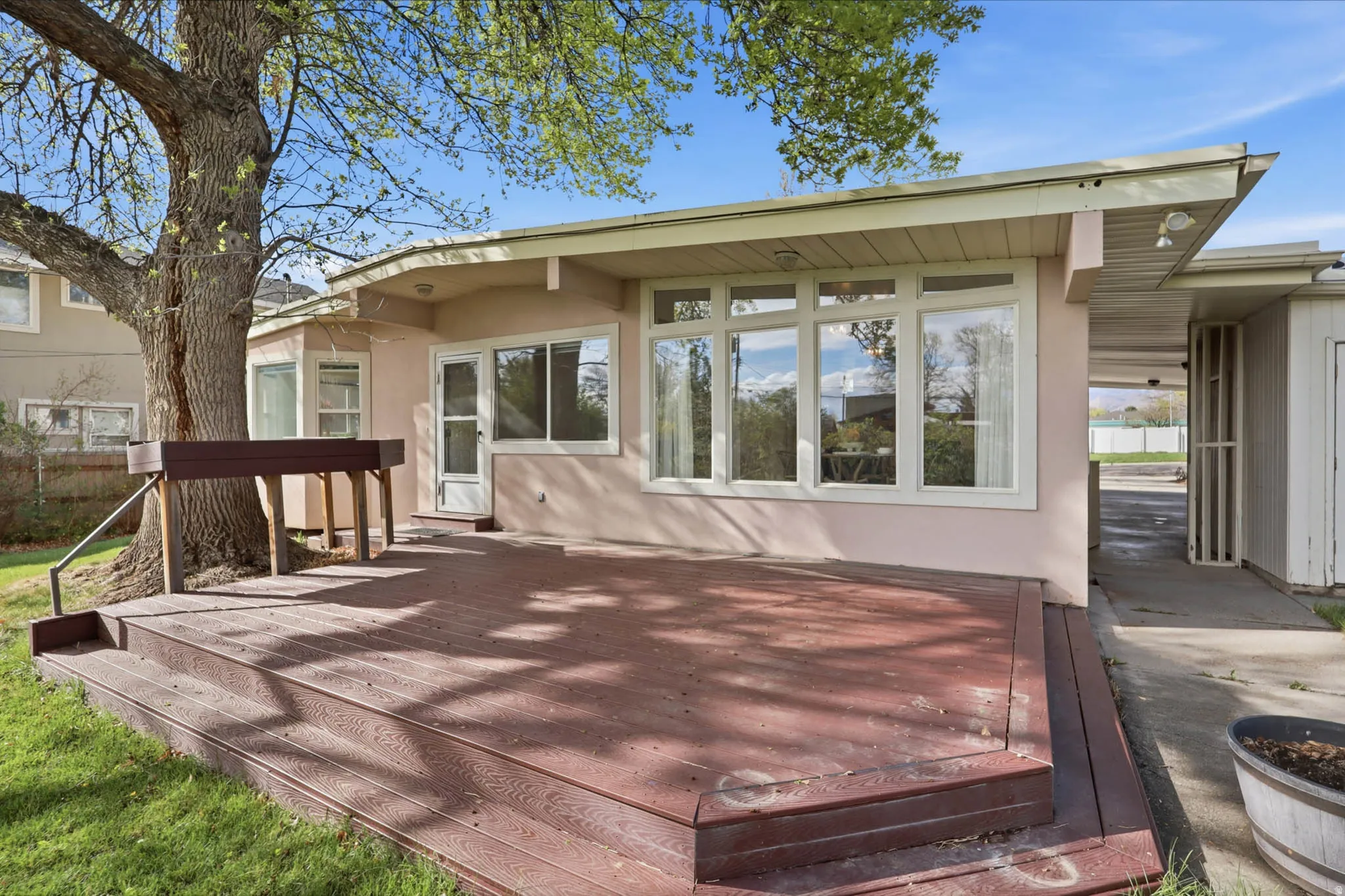 Large deck with buffet bar