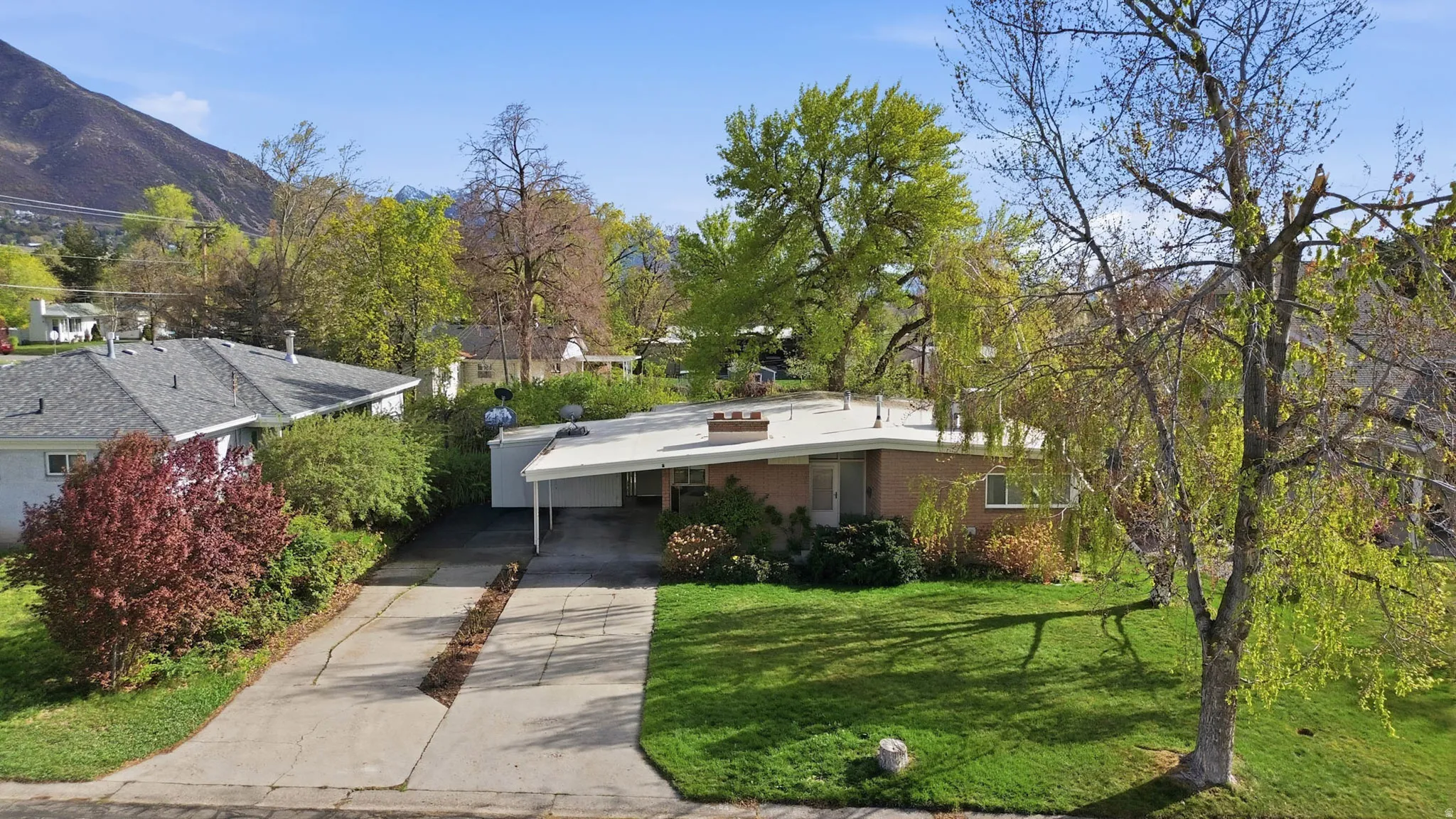 Large driveway with RV parking