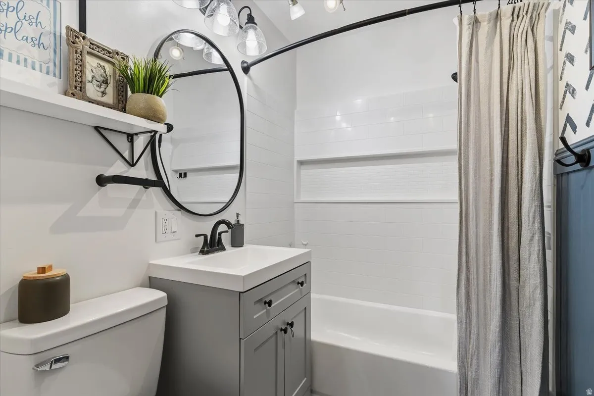 Full bath with vanity and shower / tub combo with curtain