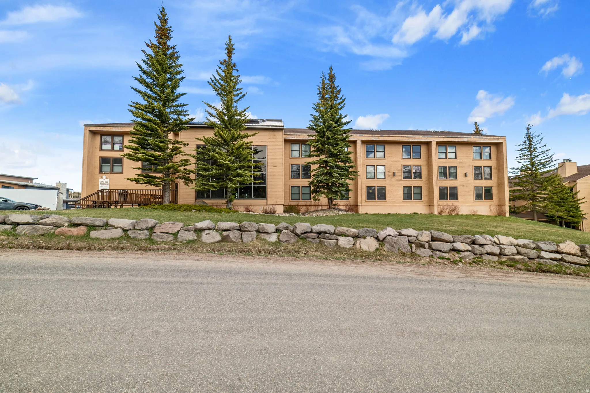 View of apartment building / complex