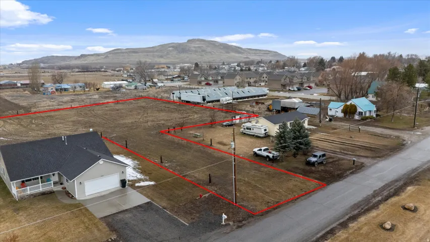 Aerial overview of property's location with property boundaries highlighted and mountains