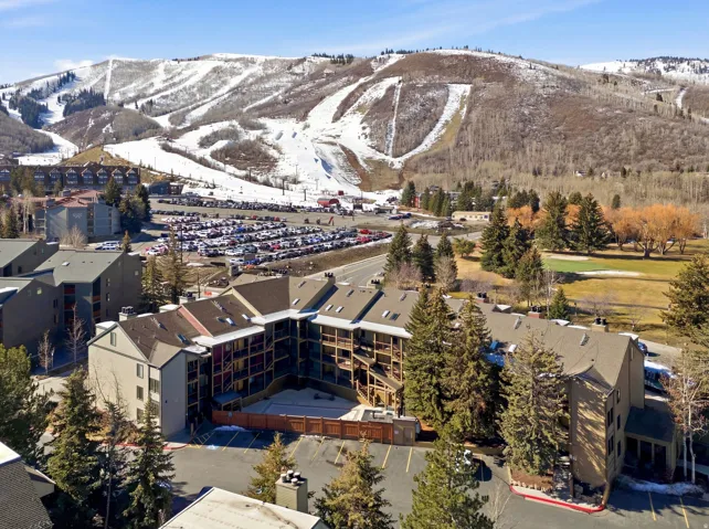 Snowy aerial view featuring a mountain view