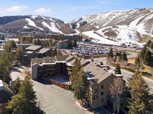 Snowy aerial view featuring a mountain view