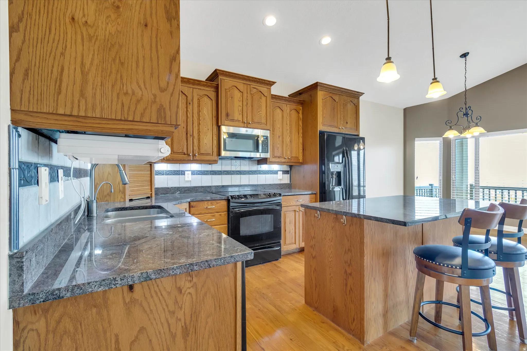Bright, Natural Light in Your Open Kitchen, Cabinet Underlighting, Vaulted Ceiling, Slide-Out Shelving & more w VIEWS!